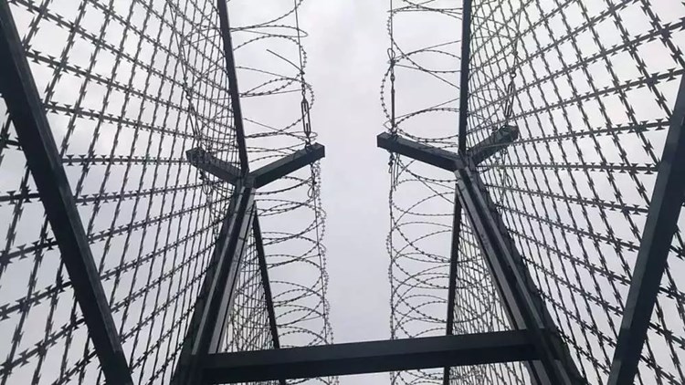 監獄刀片鋼網墻圖片2