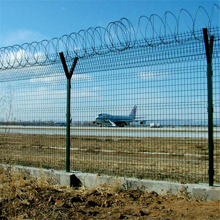  刺絲滾籠機(jī)場護(hù)欄圖片1