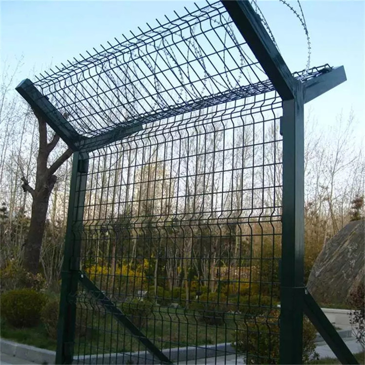  刺絲滾籠機(jī)場護(hù)欄圖片2