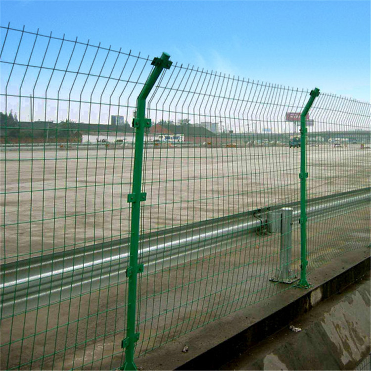 光伏電站鐵絲隔離網圖片2