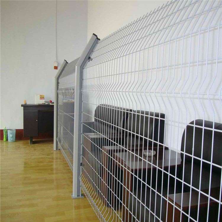 噴塑桃型柱折彎護欄網圖片2