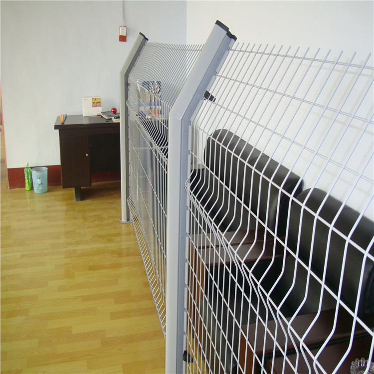 噴塑桃型柱折彎護欄網圖片3