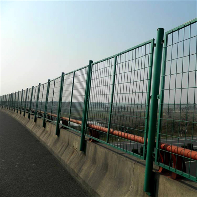 鐵絲網(wǎng)護(hù)欄圖片3 鐵絲網(wǎng)護(hù)欄圖片3